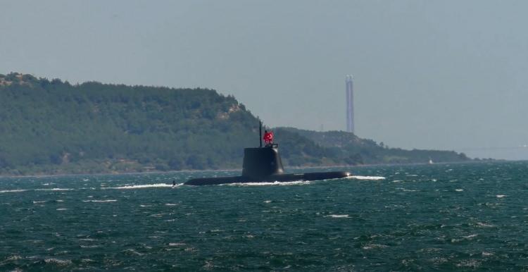 <p>Ayrıca Piri Reis ve TCG Alemdar'a değinen haber sitesi denizaltısının bölgedeki konumunu belirtirken;<strong> "Piri Reis" boyunca, bölgede benzeri olmayan bir gemi, Türk Donanması'na ait "Alemdar", deniz altında bir denizaltı kazası olması durumunda personeli kurtarma göreviyle yakın seyretti."</strong> ifadelerine yer verdi.</p>
