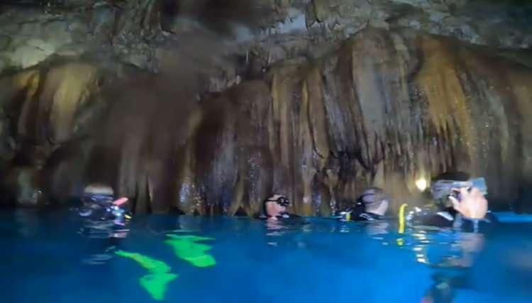 <p>Dünyanın dört bir tarafından gelen tatilciler bir yandan tatillerini yaparken diğer taraftan da dalgıçların rehberliğinde mağaralara dalış yaparak su altını keşfetmenin keyfini sürüyor.</p>
