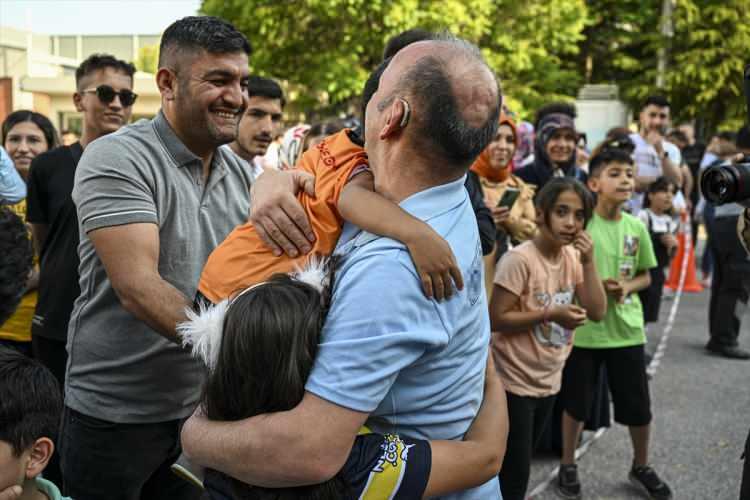 <p>YKS hazırlık sürecinde, tek bir pencerenin dahi bulunmadığı, Faraday kafesi ile kaplı ve sinyal karıştırıcı jammer sistemiyle korunan merkezdeki 110 personel, mayıs ayının ilk haftası itibarıyla çalışmalarına başladı ve yaklaşık 1,5 ay dışarı çıkmadı. Tüm temel ihtiyaçları bu merkezde karşılanan personel, aileleri de dahil olmak üzere 45 gün boyunca hiçbir şekilde dış dünya ile iletişim kurmadı.</p>