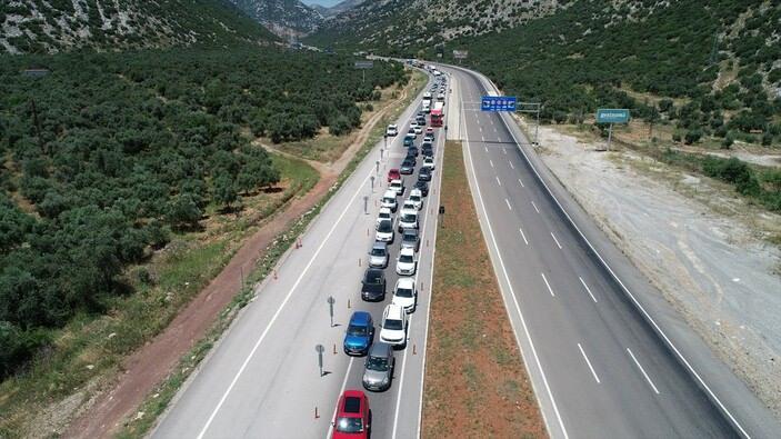 <p>Plaj girişlerinde araç kuyruğu arttı</p>
<p><a href="https://www.ensonhaber.com/fethiye.htm" target="_blank">Fethiye</a> ilçesinde trafik ışıklarında yoğunluk oluştu. Ölüdeniz Mahallesi Kumburnu Plajı girişinde zaman zaman araç kuyruğu meydana geldi.</p>
<p>Jandarma ekipleri, trafik akışını sağlamak için denetimler yaptı.</p>