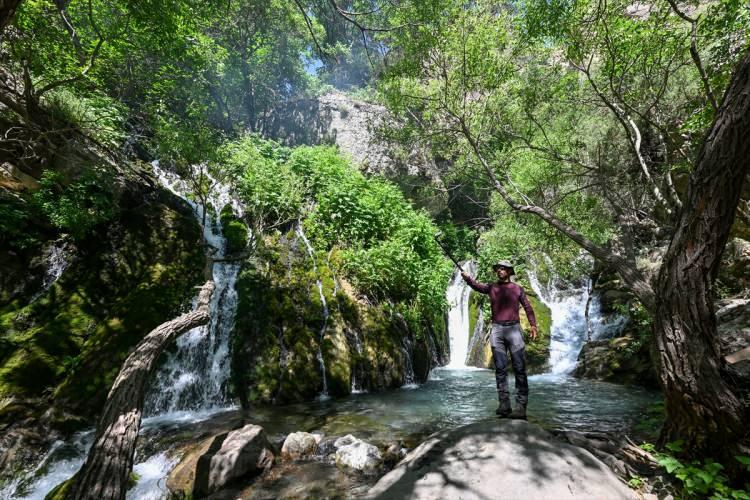 <p>Olağanüstü bir doğayla karşılaştıklarını ve bölgeye hayran kaldıklarını ifade eden Cinemre, şöyle konuştu:</p>

<p>"Birçok bitki ve hayvan çeşitliliğini gözleme şansı elde ettik. İnsanlarla sohbet ettik. Yöresel yemeklerden yedik. Burada hepimizin ortak değerleri var. Şarkılarla, türkülerle çok iyi ağırlandık. Cilo Buzulları'nda, Berçelan'daki Seyithan Gölü'nde ve son olarak Kaval Şelalesi'nde yüzdük. Buzul Gölleri'nde yüzmenin ardından Kaval Şelalesi'ndeki su sıcaklığı bize kaplıca gibi geldi. Çok keyif aldık."</p>
