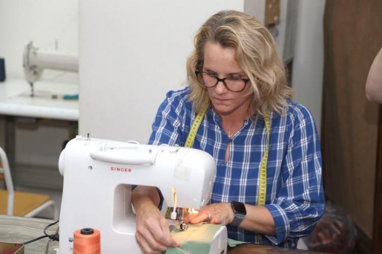 <p>ORMEK kurslarına devam eden Elizabeth Leonard, aynı zamanda Ordu Büyükşehir Belediyesi Cam Sanatları Atölyesi hizmete girer girmez burada açılan ‘açık alevde cam şekillendirme' kursuna kayıt yaptırdı. Burada da kurslara aksatmadan devam eden ve cam mozaik, cam süs eşya yapımı ile vitray gibi alanlarda kendini geliştiren Leonard azmi ile herkese örnek oldu.</p>
<p> </p>