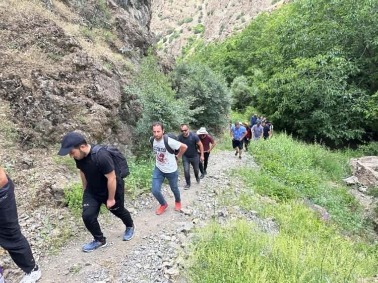 <p>Bu sene Hakkari’de özellikle doğa turizmine yönelik turistik geziler düzenlediklerini belirten Yüksekova Ekolojik Platformu Dağcılık ve Spor Derneği Üyesi İhsan Atay, "Her hafta bir bölgeyi tanıtıyoruz. Bugün de Kaval Şelalesi'ndeyiz. Doğaseverleri Hakkari'nin saklı cenneti Kaval Şelalesi’ne getirdik. El değmemiş doğa harikası şelaleler, şu an dışarıdan gelen misafirlerimiz tarafından çok beğeniliyor. Misafirlerimiz burada yüzüp serinliyor ve fotoğraf çekmeyi de ihmal etmiyorlar" dedi.</p>
