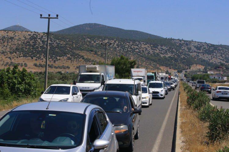 <p>Kilometrelerce araç kuyruğu oluştu</p>
<p>Özellikle İstanbul'dan bu bölgelere gitmek isteyenler kilometrelerce araç kuyrukları oluşturdu.</p>