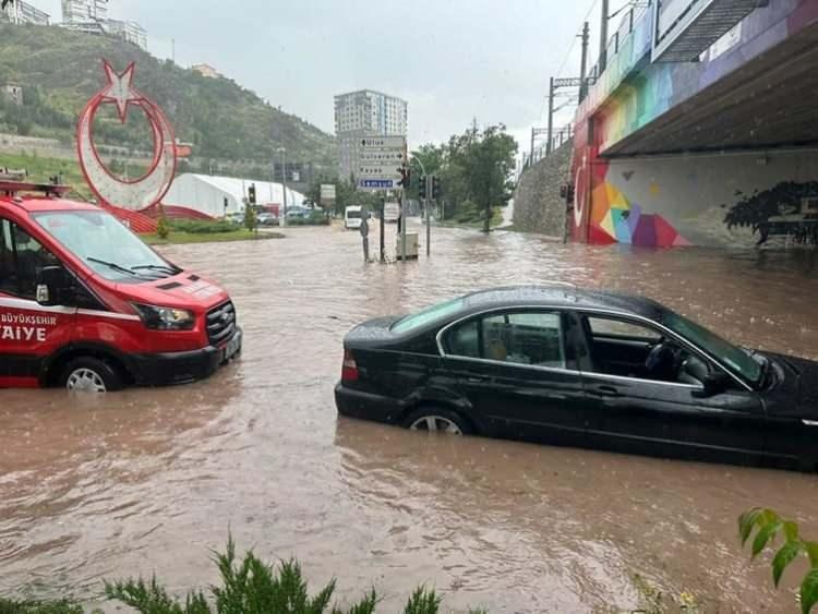 <p>Çankaya, Altındağ, Mamak ve Keçiören ilçelerinde sağanak nedeniyle cadde, sokak ve meydanlarda su birikintileri oluştu, ulaşımda aksamalar yaşandı.</p>