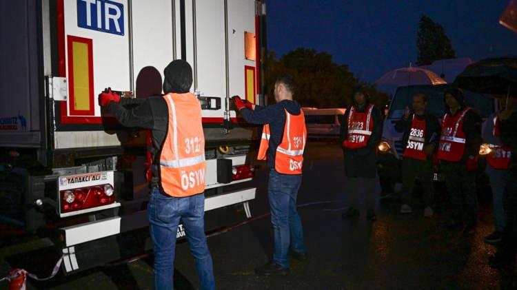 <p>Sınav evrakını taşıyan nakil araçlarının Ankara`dan sınav merkezlerinde muhafaza edileceği yere ulaşması emniyet müdürlükleri ile jandarma komutanlıkları koordinasyonunda sağlandı.<br />
</p>