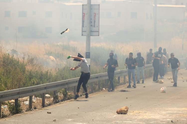 <p>“Halkımızın evlatlarını tutuklamak için baskın düzenlediler. Direnişle karşılaştılar ve bazı askerleri yaralandı. Bu da beklemedikleri bir şeydi. Evler, ambulanslar, gazeteciler dahil her şeye gelişigüzel ateş etmeye başladılar. Katliamcı şekilde ateşe tuttular. Bu şaşırtıcı değil, daha önce (Filistinli-ABD’li gazeteci) Şirin Ebu Akile kardeşimizi, diğer gazetecileri ve doktorları öldürmüşlerdi. Ne küçük ne büyük ayırıyorlar. Ancak sonuç olarak biz toprakları için direnen ve direnmeye devam edecek bir halkız. Tamamen özgürlüğümüzü kazanana kadar boyun eğmeyeceğiz.”</p>
