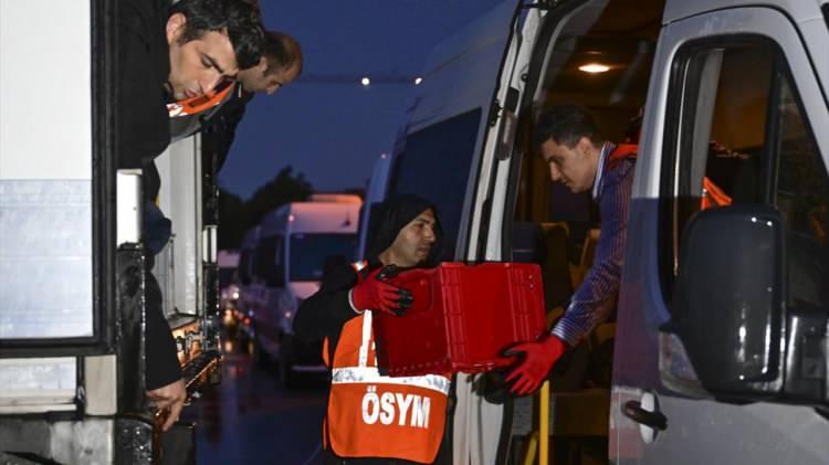 <p>AA`nın çekimleri kapalı matbaa önünde başladı<br />
ÖSYM`nin sınav operasyonunu çekim süreci, dış dünyadan tamamen izole olan kapalı matbaa merkezinden sınav evrakının nakil araçlarına yüklenmesiyle başladı.</p>