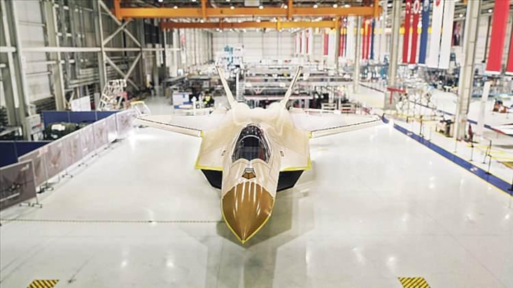<p>KAAN kokpit tasarımı, 5’inci nesil savaş uçaklarının sahip olması gereken kabiliyet ve donanımlar gözetilerek pilotun iş yükünü en aza indirgemeye yönelik olarak olgunlaştırılmaktadır. </p> 