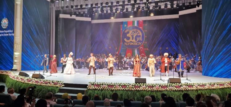 <p>Teşkilatın kuruluşunun 30. yıl dönümü kutlamaları kapsamında düzenlenen "TÜRKSOY Kültür Günleri" dolayısıyla Forumlar Sarayı'nda Türk devletlerinden gelen 700'ye yakın sanatçının katıldığı gala konser tertip edildi</p>
