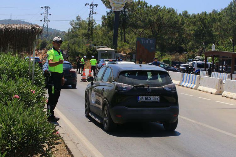 <p>Ekipler denetimlerini artırdı</p>
<p>Trafik ekipleri, kara yolu ve ilçe girişinde, araçların geçişlerini sağlamak için denetimlerini artırdı.</p>