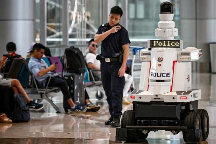 <p>Nisan ayından bu yana havalimanında devriye gezen robotlar, <strong>"teknolojik cephaneliğine"</strong> en son eklenenler olarak tanımlayan emniyete göre, "ek polis varlığı yansıtmak" ve ekstra "sahadaki gözler" olarak hizmet etmek anlamına geliyor.</p>
