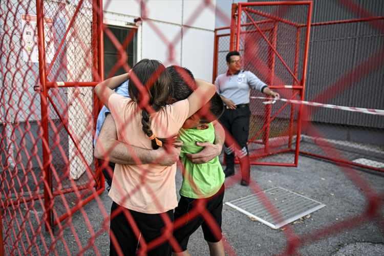 <p>Matbaa süreci bitince dede olacağını öğrendi<br />
YKS için 45 gündür kapalı matbaa sürecinde dış dünya ile tüm temasları kesilen personelden biri, dede olacağını, kızının verdiği "patik" ve "ultrason görüntüsü" hediyesiyle öğrendi.</p>