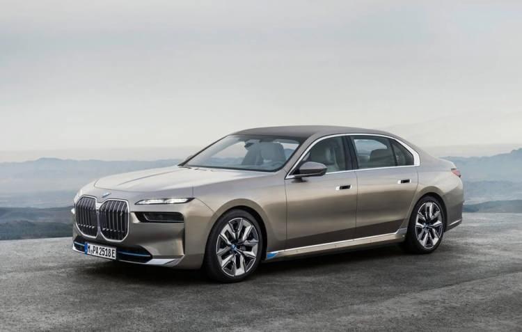 <p><strong>BMW i7</strong></p>

<p> </p>

<p>BMW ailesinin amiral gemisi elektrikli modeli i7, 544 beygir güç ve 744 Nm tork sunuyor. </p>
