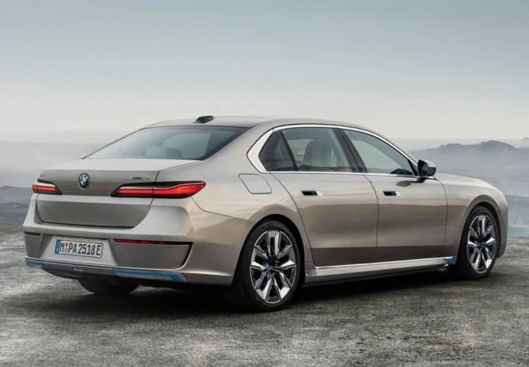 <p>Elektrikli BMW i7'de 101.7 kWsa batarya paketi bulunuyor. Ön görülen menzil WLTP'ye göre 590 ila 625 kilometre arasında.</p>
