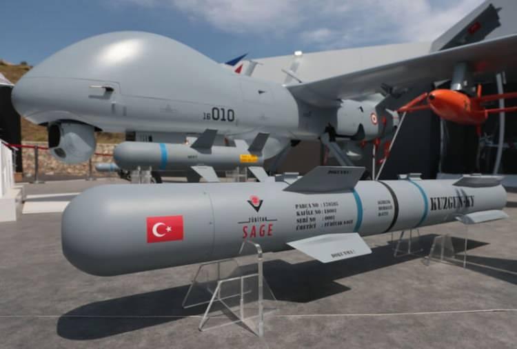 <p>ANKA'da tüm müşteri ihtiyaçlarını sağlayacak şekilde uçak üzerindeki entegrasyon faaliyetlerini aralıksız sürdürdüklerini ifade eden Doğan, bu kapsamda radar sistemlerini çoklamaya, kullanıcı ihtiyaçlarına göre yeni sistemler entegre etmeye, kamera ve uydu anten setlerini platforma kazandırmaya yönelik çalışmalar yaptıklarını kaydetti.</p>
