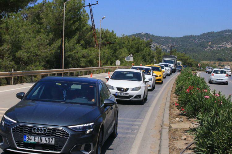<p>Ula ilçesindeki <strong><em>"Sakin Kent" </em></strong>unvanlı Akyaka Mahallesi'nde de trafikte yoğunluk yaşandı.</p>