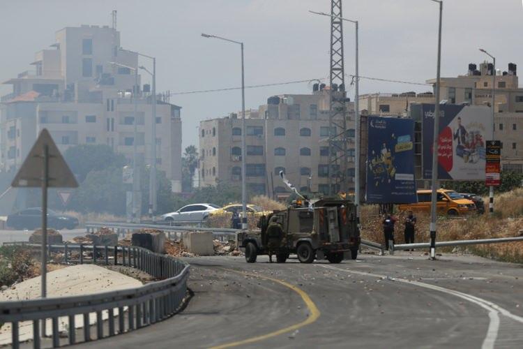 <p>İsrail askerleri, aradıkları “iki Filistinliyi yakalamak” amacıyla pazartesi günü sabah, çok sayıda zırhlı araç ve farklı birimlerden güçleriyle kente girdi.</p>

<p>Filistinli gençler, baskına engel olmak için zırhlı araçlara taş atıp yollarda lastik yaktı.</p>
