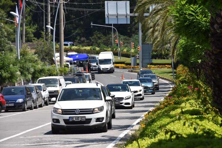 <p>Menteşe ilçesinde de trafik uygulama noktaları ve ilçe giriş çıkışlarındaki akıllı kavşaklarda yoğunluk yaşandı.</p>