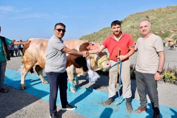 <p>Sultangazi Belediyesi Başkan Yardımcısı Yakup Dalkılıç, “Bu sene 2’ncisini düzenlediğimiz ‘En Güzel Kurban Yarışması’nı az önce gerçekleştirdik. Kurban yarışmasında özellikle hayvanın ağırlığına dikkat ediyoruz. Aynı zamanda görüntüsü, huyu, davranışları, et verimliliği ve hayvanın temizliği dikkat ettiğimiz hususlar arasında. Bu sene yapmış olduğumuz 2’nci ‘En Güzel Kurban Yarışması’nda alanımıza olan rağbet de artıyor. Özellikle bu yarışmalarla hayvanları yetiştiren besicilerimizi ödüllendirmek istiyoruz. Bu açıdan da çok önemli” dedi.</p>

