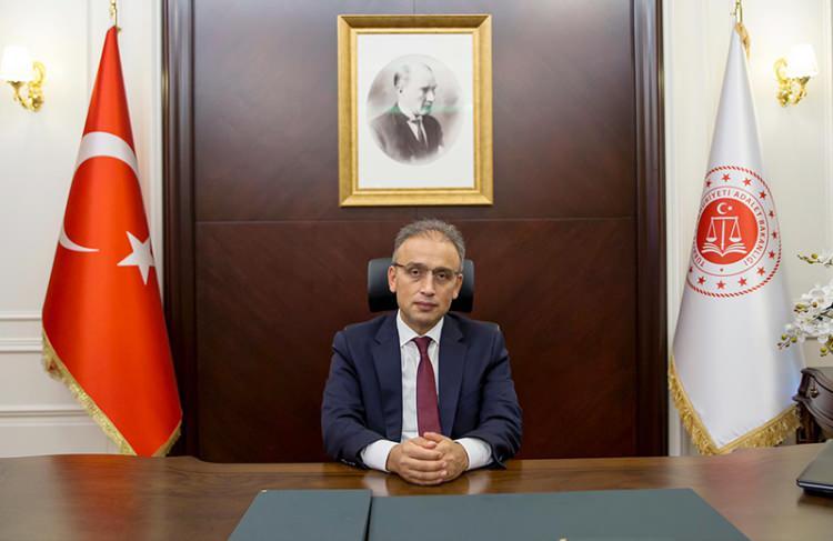 <p><strong>Hasan YILMAZ - Akın GÜRLEK-Adalet Bakanlığı Bakan Yardımcısı</strong></p>

<p>1974'te Trabzon'da doğdu. İlk ve orta öğrenimini Zonguldak'ta tamamladı. 1996 yılında Ankara Hukuk Fakültesi'nden mezun oldu.</p>

<p>Cumhuriyet Savcısı ve Başsavcı Vekili olarak farklı illerde görev yaptıktan sonra İstanbul Cumhuriyet Başsavcı Vekili iken 16.10.2020 tarihinde Adalet Bakanlığı Bakan Yardımcısı olarak atandı.</p>

<p>Hasan YILMAZ evli ve dört çocuk babasıdır.</p>

<p> </p>
