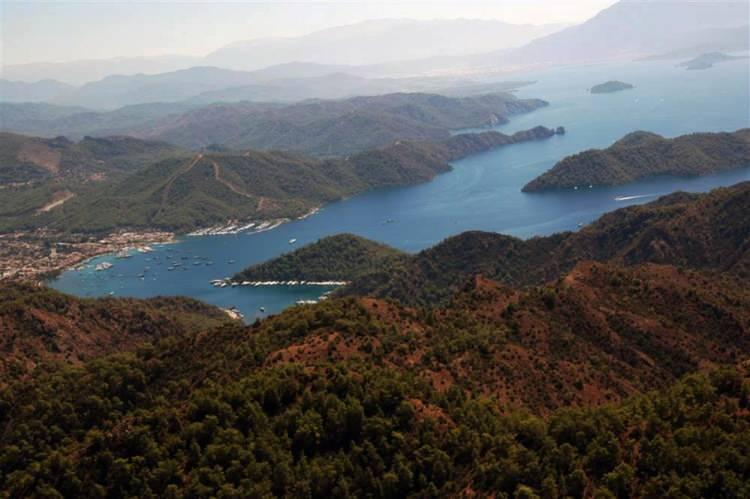 <p>Marmaris Ticaret Odası olarak çalışmalarımız bu yönde ilerliyor. Arz edilen koltukların doldurulması hususunda Belediyemiz, Dalaman Havalimanı ve İngiltere’nin en büyük tur operatörlerinden bir firma ile yaklaşık 1 milyon bütçeli reklam kampanyasına başladık. An itibari ile doluluk oranları iyi gözüküyor.</p>
