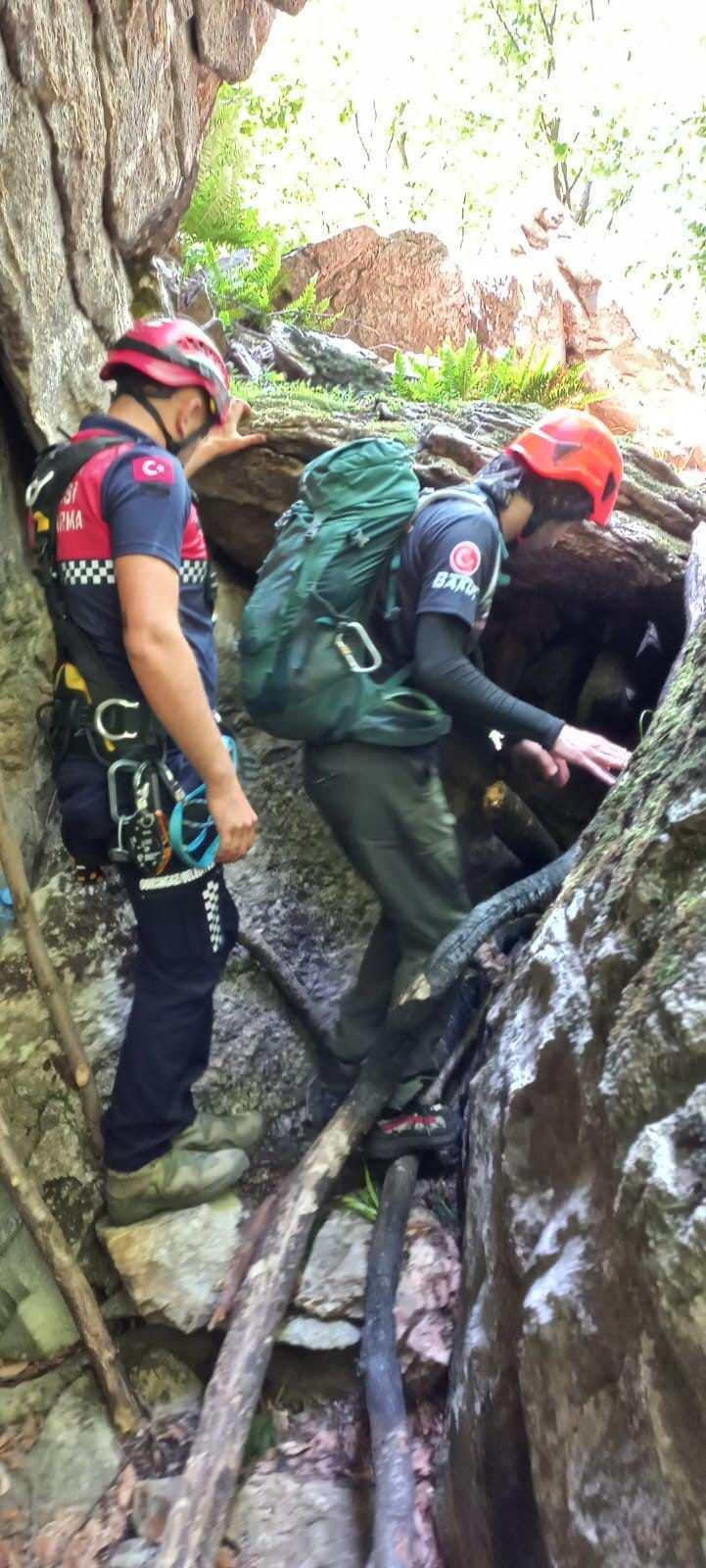 <p><strong>O GİZEMLİ MAĞARAYI EKİPLER BULDU</strong></p>
<p>Gizemli mağara olarak gündeme gelip kayıp olayında tüm Türkiye'nin merak ettiği mağarayı arama kurtarma ekipleri bugün buldu. Ancak Kadir Fidan'a ulaşılamadı.<br />
</p>