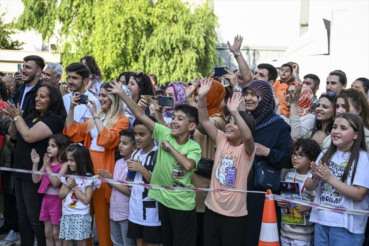 <p>YKS için 45 gündür kapalı matbaa sürecinde dış dünya ile tüm temasları kesilen personelden biri, dede olacağını, kızının verdiği <strong>"patik" </strong>ve <strong>"ultrason görüntüsü"</strong> hediyesiyle öğrendi.</p>
