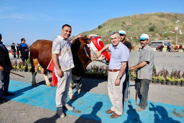 <p>Keşan’dan gelen ‘Maskot’ isimli kurbanlık ise mansiyon ödülünü alarak sahibine gram altın kazandırdı.</p>
<p> </p>