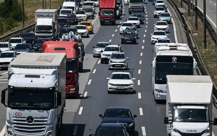 <p>Kurban Bayramı tatilini şehir dışında geçirmek isteyen vatandaşlar nedeniyle, TEM Otoyolu Ankara istikameti Kurtköy mevkiinde trafik yoğunluğu yaşandı.</p>