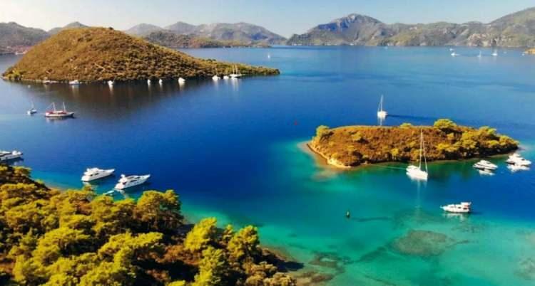 <p>Bin 480 kilometre kıyı uzunluğu ile Türkiye’nin en uzun kıyı şeridine sahip Muğla’da Seydikemer ilçesinden Bodrum’a kadar binlerce irili ufaklı koyu ile mavi yolculuğun da en önemli merkezi durumunda.</p>