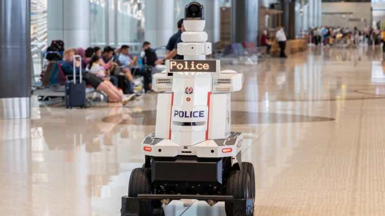 <p>Bu robotlar, polis teşkilatının önümüzdeki yıllarda <strong>"ön saflarda görev yapan memurları takviye etmek" </strong>amacıyla Güneydoğu Asya şehir devleti genelinde konuşlandırmayı planladığı robotların sadece ilki.</p>
