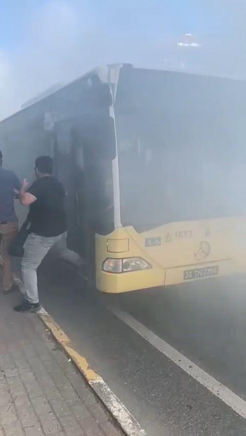 <p> Otobüsten dumanların yükseldiğini farkeden şoför otobüsü kenara çekerek yolcuları tahliye etti. İhbar üzerine olay yerine itfaiye ve polis ekipleri sevk edildi. </p>
