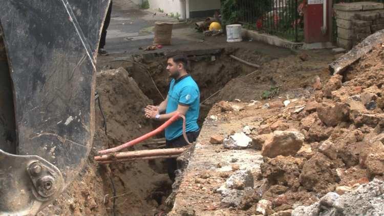 <p>Durumu fark eden bir personel, şahsa tepki göstererek olay yerinden uzaklaştırdı.</p>