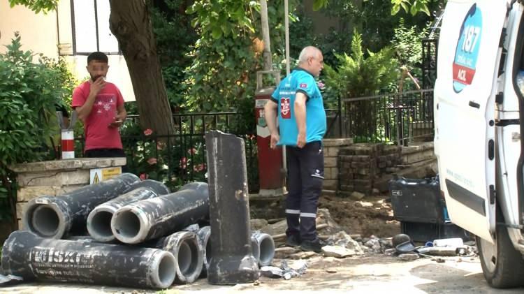<p>Yaşanan olaya ilişkin konuşan çevre sakini Sefa Can Mimaroğlu, “Burada çalışma yapıyorlardı. Bir anda sızıntı oluştu. İGDAŞ ekiplerini çağırdılar. 1 haftadır devam ediyor. Ne çalışması olduğunu da bilmiyoruz” diye konuştu.</p>