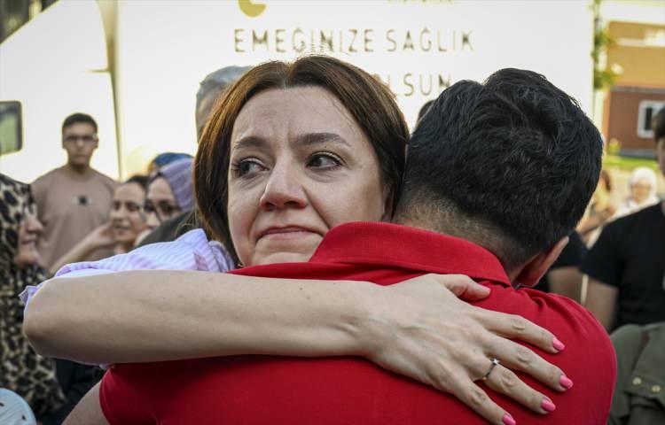 <p>Soru havuzlarının kriptolu sistemlerinin oluşturulmasının ardından başlatılan kapalı matbaa sürecinde ÖSYM personeli, matbaa işçileri, yemek servisi yapanlar, doktorlar ve öğretim üyelerinden oluşan 110 personel, YKS`de son oturum olan YDT`nin dün saat 17.45 itibarıyla tamamlanmasıyla birlikte 17.46`da merkezden çıkarak aileleriyle buluştu.</p>