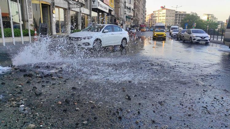 <p>Olay, Beyoğlu Refik Saydam Caddesi üzerinde saat 04.00 sıralarında meydana geldi. Edinilen bilgiye göre, İSKİ'ye ait su borusu henüz belirlenemeyen nedenle patladı. </p>