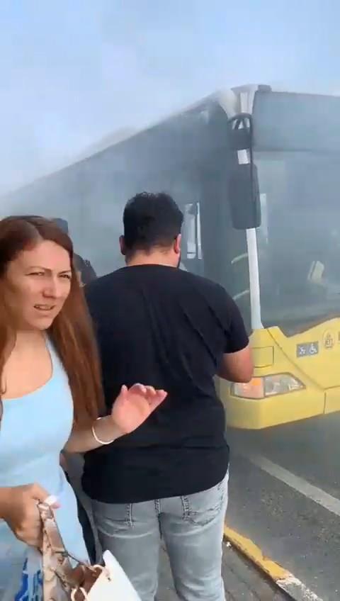 <p>İtfaiye ekipleri  İETT otobüsündeki yangını kısa sürede söndürdü. Yangın nedeniyle Tarabya Bayırı Caddesi sahil istikameti trafiğe kapatıldı. </p>

