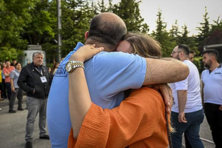 <p>ÖSYM görevlileri, kapıda kendilerini gözyaşları içinde bekleyen eşleri, çocukları ve anne-babalarıyla sarılarak hasret giderdi.</p>
