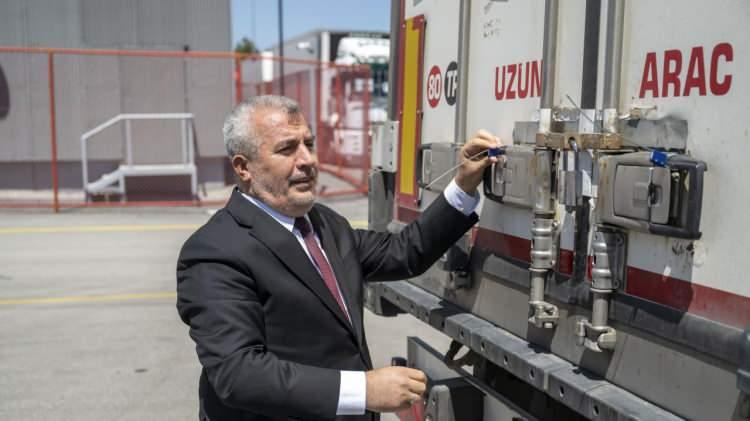 <p>ÖSYM Başkanı Ersoy, 2 farklı noktada transfer sürecini inceledi<br />
ÖSYM Başkanı Prof. Dr. Bayram Ali Ersoy da kapalı matbaa alanından yola çıkan nakil araçlarının bir kısmının elektromekanik kilit sistemini inceledi ve ardından illere uğurladı.</p>