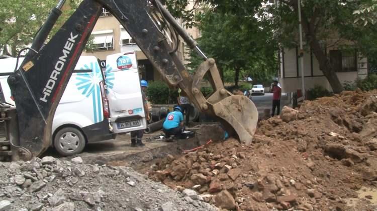 <p>İGDAŞ ekiplerinin, doğal gaz borusunun patladığı alanda çalışma yürüttüğü sırada bir vatandaş ise elindeki sigarayla çalışmaları izledi. Durumu fark eden bir başka şahıs, sigara içen kişiyi uyararak olay yerinden uzaklaştırdı.</p>