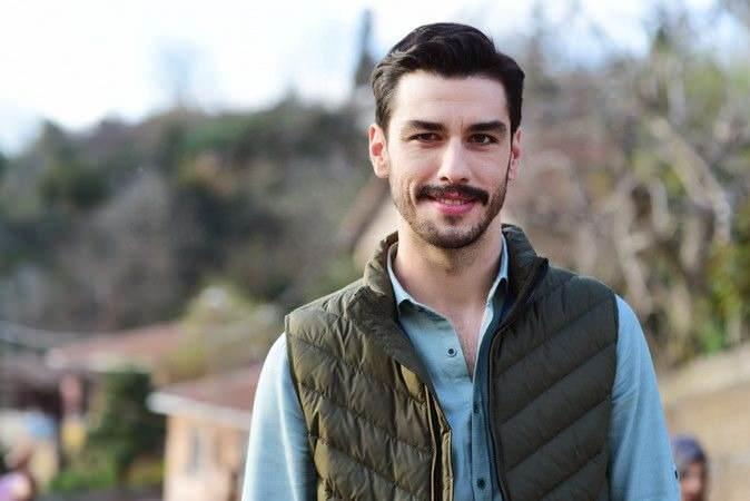 <p><span style="color:#000000"><strong>Aras Aydın'ın oynadığı rol henüz açıklanmasa da hayranları bu haberi sevinçle karşıladı.</strong></span></p>