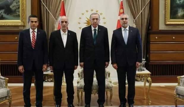 <p><strong>TEŞEKKÜR ZİYARETİ</strong><br />
<br />
Cumhurbaşkanı Erdoğan, TÜRK-İŞ Genel Başkanı Ergün Atalay ve Türkiye İşveren Sendikaları Konfederasyonu (TİSK) Yönetim Kurulu Başkanı Özgür Burak Akkol'u kabul etti. Zam dolayısıyla Cumhurbaşkanı Erdoğan'a teşekkür ziyaretinde, Çalışma ve Sosyal Güvenlik Bakanı Vedat Işıkhan da hazır bulundu.</p>