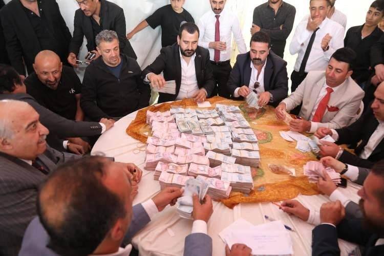 <p><strong>Düğüne bölgedeki aşiret mensupları, İran, Irak, İsviçre, Hollanda, Almanya, Hakkari, Şırnak, Antalya ve Van'dan yaklaşık 5 bin davetli katıldı.</strong></p>
<p> </p>