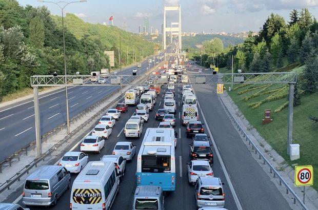 <p><strong>KÖPRÜLER VE AVRASYA TÜNELİ</strong><br />
</p>
<p>Trafiğin en yoğun olacağı bölgelerden biri metropol İstanbul'un Anadolu'ya açılan kapısı 15 Temmuz Şehitler Köprüsü, FSM Köprüsü, Yavuz Sultan Selim Köprüsü ve Avrasya Tüneli olacak. Tatilini şehir dışında geçirmek isteyen vatandaşların akşam saatlerinden itibaren yola çıkmasıyla birlikte İstanbul'da köprü ve Avrasya Tüneli'nde yoğunluk bekleniyor. </p>