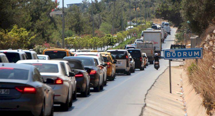 <p><strong>TATİL BÖLGELERİ</strong></p>
<p> </p>
<p>Türkiye'nin önemli turizm merkezleri de 9 günlük bayram tatili nedeniyle trafik oluşabilecek noktalar arasında yer alıyor. Özellikle Bodrum, Fethiye, Marmaris gibi beldeler Kurban Bayramı’na kısa süre kala trafik yoğunluğunun artış gösterdiği noktalar olarak biliniyor. </p>