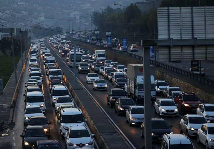 <p><strong>İZMİR YOLU</strong><br />
</p>
<p>Bayram tatili yolculuğunda, İstanbul – İzmir arası ya da çevre illere seyahat edecek sürücüleri Bursa – Susurluk ve Akhisar – Manisa arasında trafik yoğunluğu ihtimali bekliyor.</p>