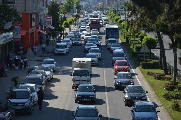 <p><strong>KARADENİZ BÖLGESİ</strong></p>
<p>Bayram tatili süresince trafikte yoğun artışın olduğu Karadeniz Bölgesi’ndeki güzergâhlar ise Osmancık – Çorum arası ile Samsun - Ordu arasındaki Çarşamba - Fatsa hattı olarak belirlendi. Osmancık – Çorum arasındaki trafik 2018’deki Kurban Bayramı’nın başladığı hafta sonunda pazar günü sabah 6.00’da başlayarak aynı gün gece 22.00’ye kadar devam etmişti.</p>