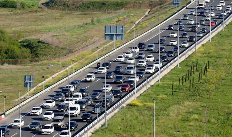 <p>Bu akşam itibariyle birçok vatandaşın da bayram tatili için yola çıkması bekleniyor. Bu kapsamda vatandaşlar hangi bölgelerde trafik yoğunluğu oluşabileceğini şimdiden merak etmeye başladı. Her bayram tatilinde olduğu gibi bu bayramda da belli başlı noktalara dikkat edilmesi gerekiyor. Bayram tatilinde Türkiye genelinde trafik yoğunluğunun oluşabileceği noktaları Haber7 sizler için araştırdı...</p>
<p> </p>