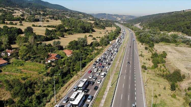 <p><strong>ANADOLU OTOYOLU</strong></p>
<p>İstanbul'da çıkan sürücülerin gidecekleri yerlere hareketiyle özellikle Anadolu Otoyolu'nda da trafik akışında aksamalar yaşanabilir. Otoyolun Ankara yönünde Kaynaşlı 1, 2 ve 3. viyadük, Bolu Dağı Tüneli, Abant Kavşağı, Yumrukaya, Yeniçağ, Dörtdivan ile Gerede Karadeniz bağlantı kesiminde araç trafiğinin yoğun olması bekleniyor. <br />
</p>
<p>Anadolu Otoyolu'nda Bayram tatili süresince ulaşımda aksama yaşanmaması için trafik akışının dron ve kameralarla kontrol edileceği bölgede olası olumsuzluklara ekiplerce anında müdahale edilecek.</p>